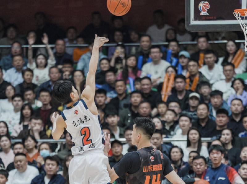 华体会体育登录入口-徐杰：困难时期要勇于站出来说话，而不是把球撇出去躲在一边