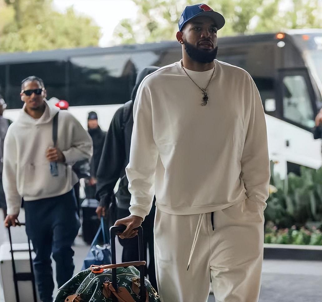 华体会体育app下载-NBA总决赛时间出炉!尼克斯抵达圣安东尼奥,马刺主场搭建完成